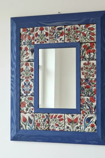 El Yapımı Ahşap Çerçeveli ve Seramik Karo Detaylı Dekoratif Duvar Aynası - Busanat Özel